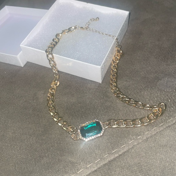 Green gemstone fashion necklace. - Picture 2 of 6